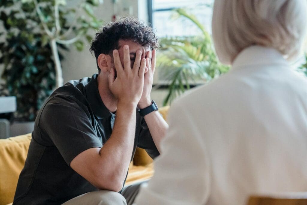 pexels-timur-weber-8560843 Waarom een interventie vaak nodig is, Interventie bij verslaving: meer dan een gesprek